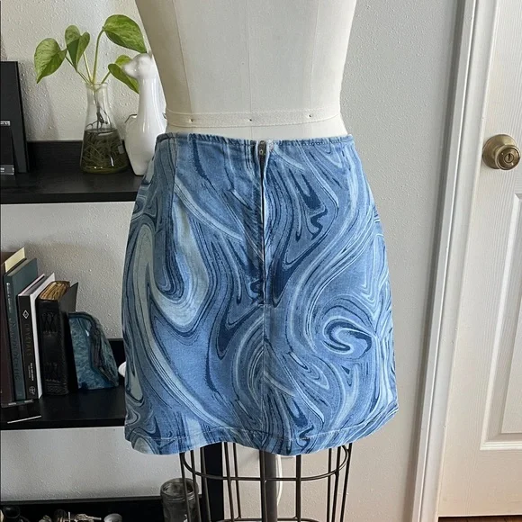 Swirl Denim Mini Skirt size 8 Wild Fable like new with small slit at front seam - Picture 5 of 9